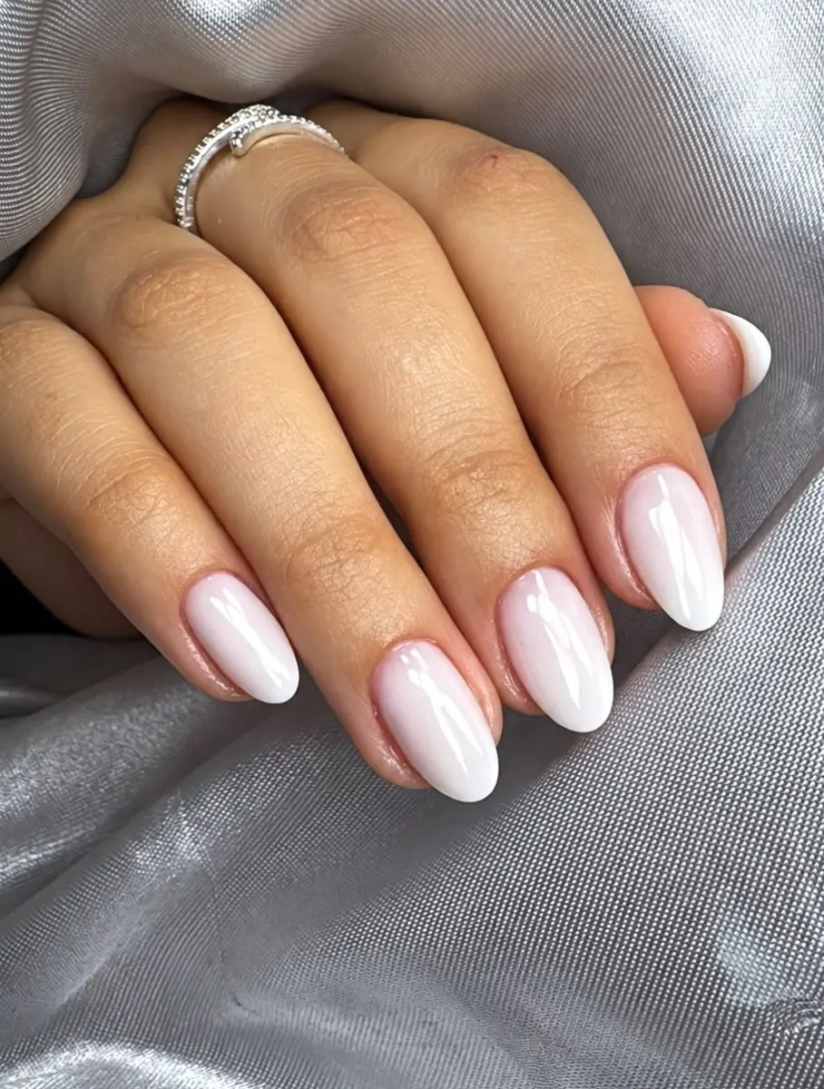 Unhas amendoadas brancas
