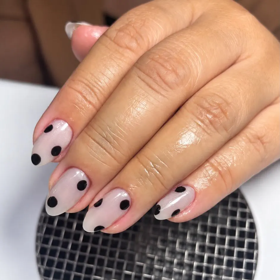 Unhas nude com poá preto