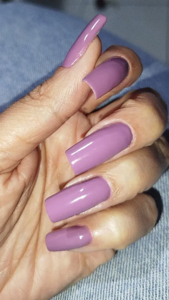 Unhas lilás quadradas