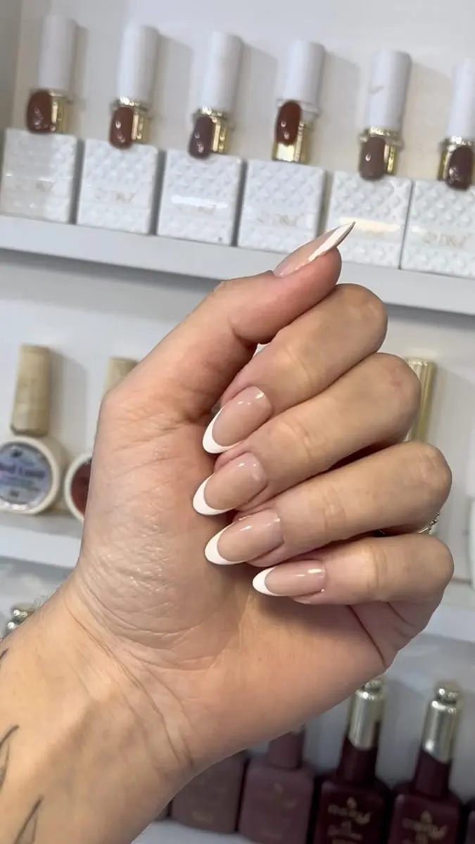 Unhas nude amendoadas
