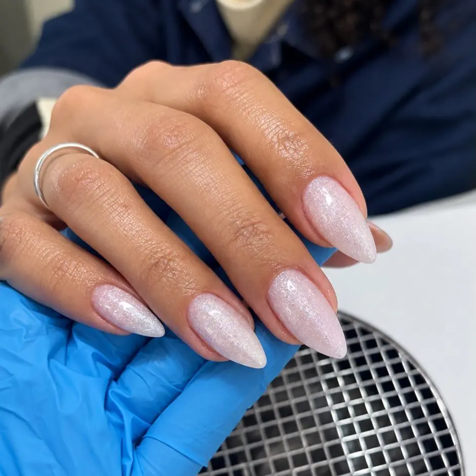 Unhas com glitter rosa