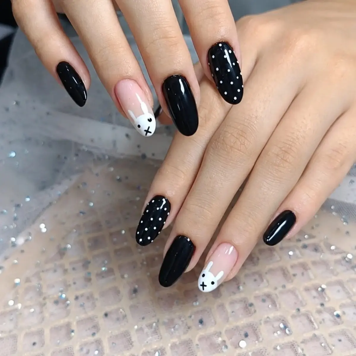 Unhas pretas com poá branco