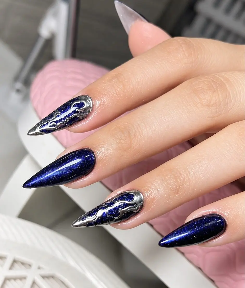 Unhas stiletto azul cromado