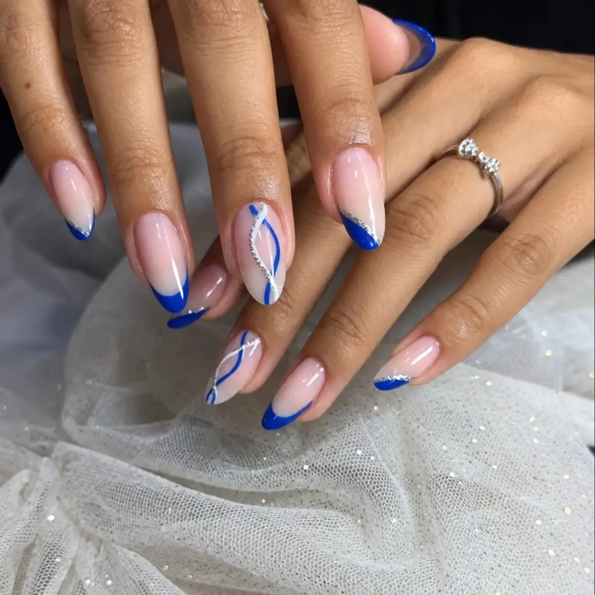 Unhas com francesinha azul
